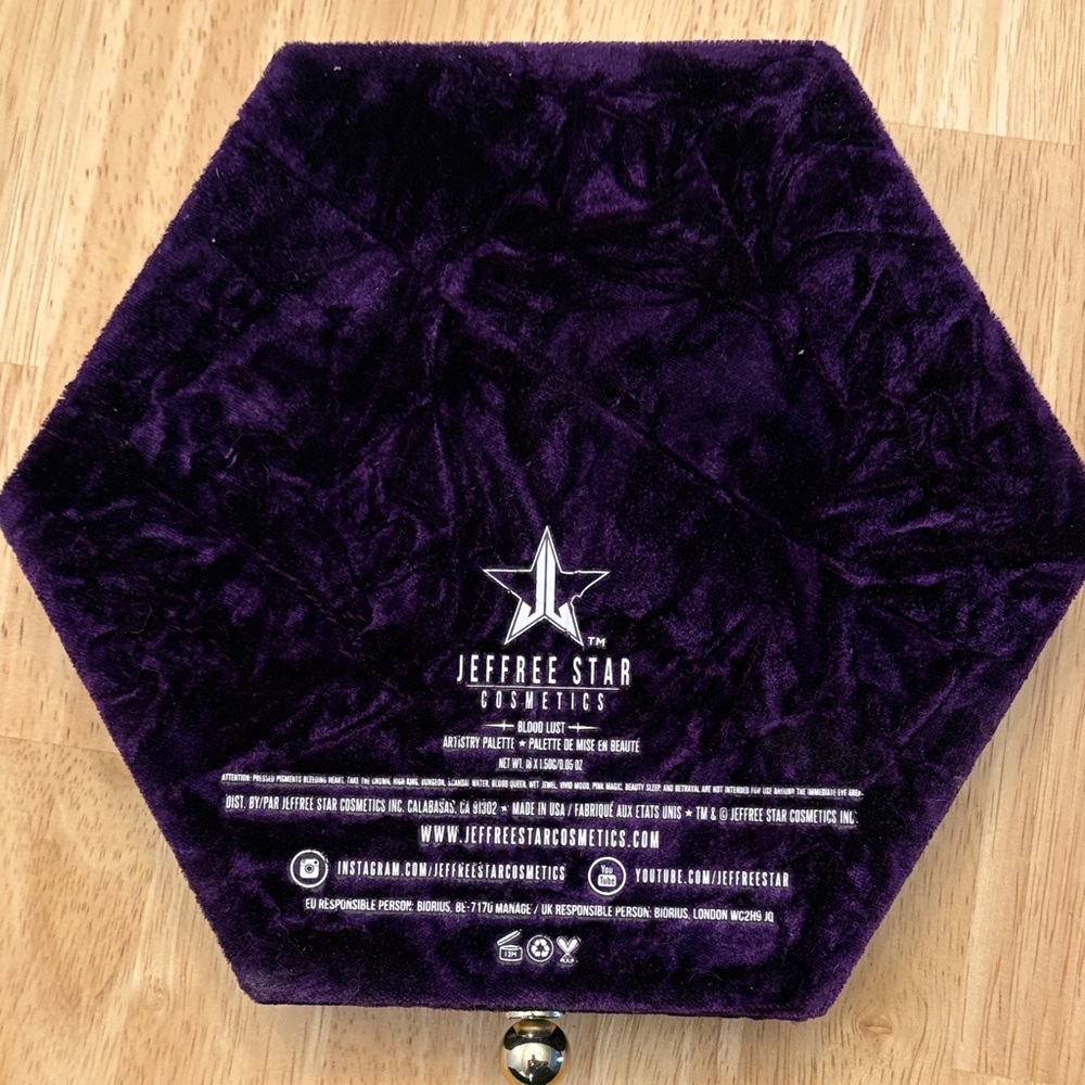 Jeffree Star Blood Lust Eyeshadow Palette in Velvet Box - Picture 4 of 5